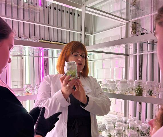 Зав. кафедри проф. Людмила Грицак презентує роботу лабораторії екології та біотехнології